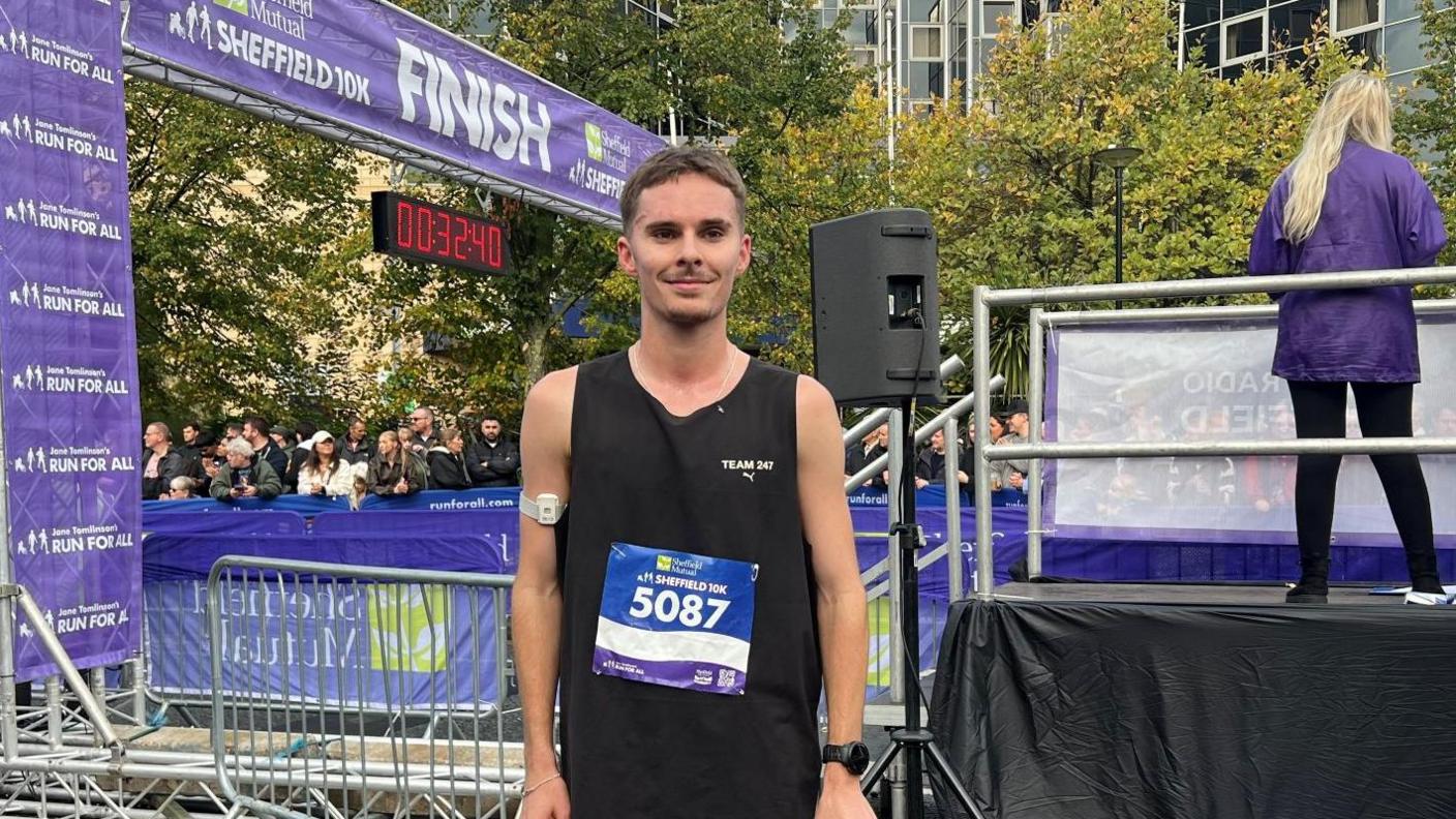 Alfie Manthorpe after winning the Sheffield 10K marathon wearing black shorts and black vest with the number 5087. 