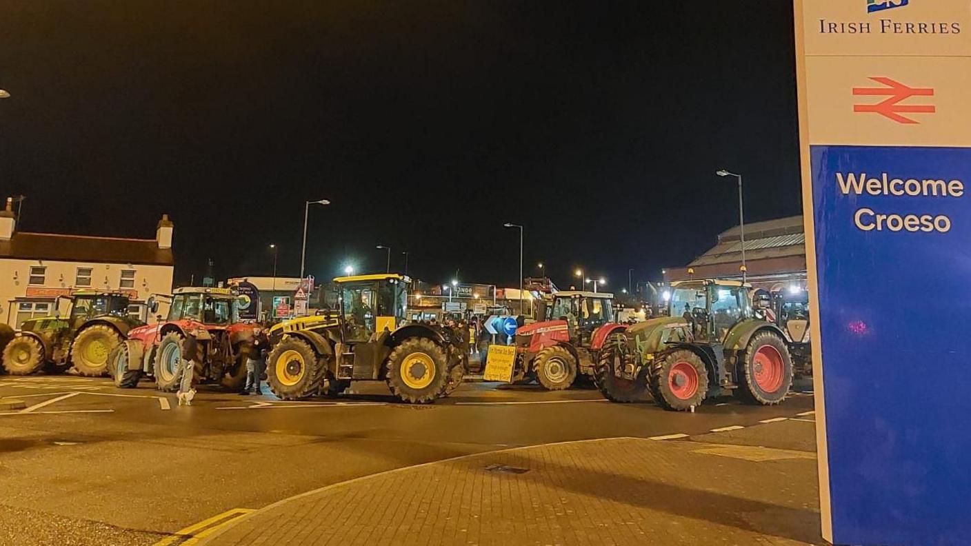 Tractorau yn y porthladd.