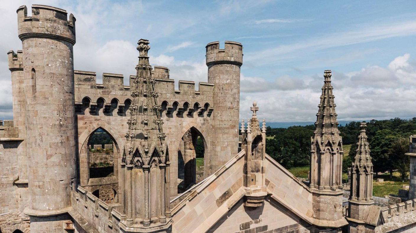 The top of the castle shows the cone-like ornamental pinnacle, there are three observation towers. 