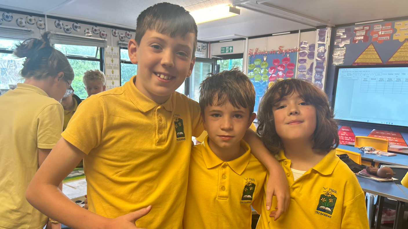 Ifan, Cerith a Jacob, 10 oed, mewn crysau melyn Ysgol Trebannws