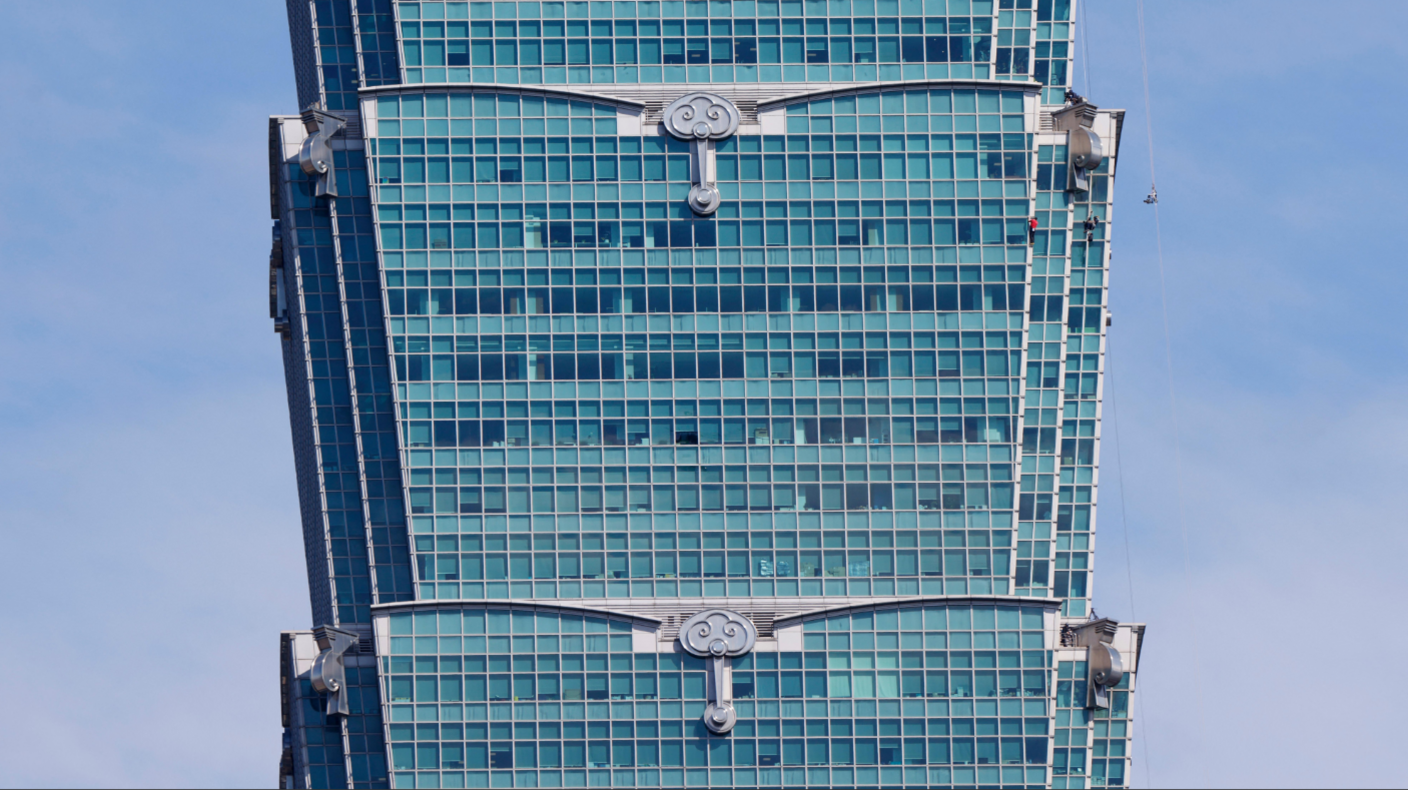 Honnold climbing Taipei 101.
