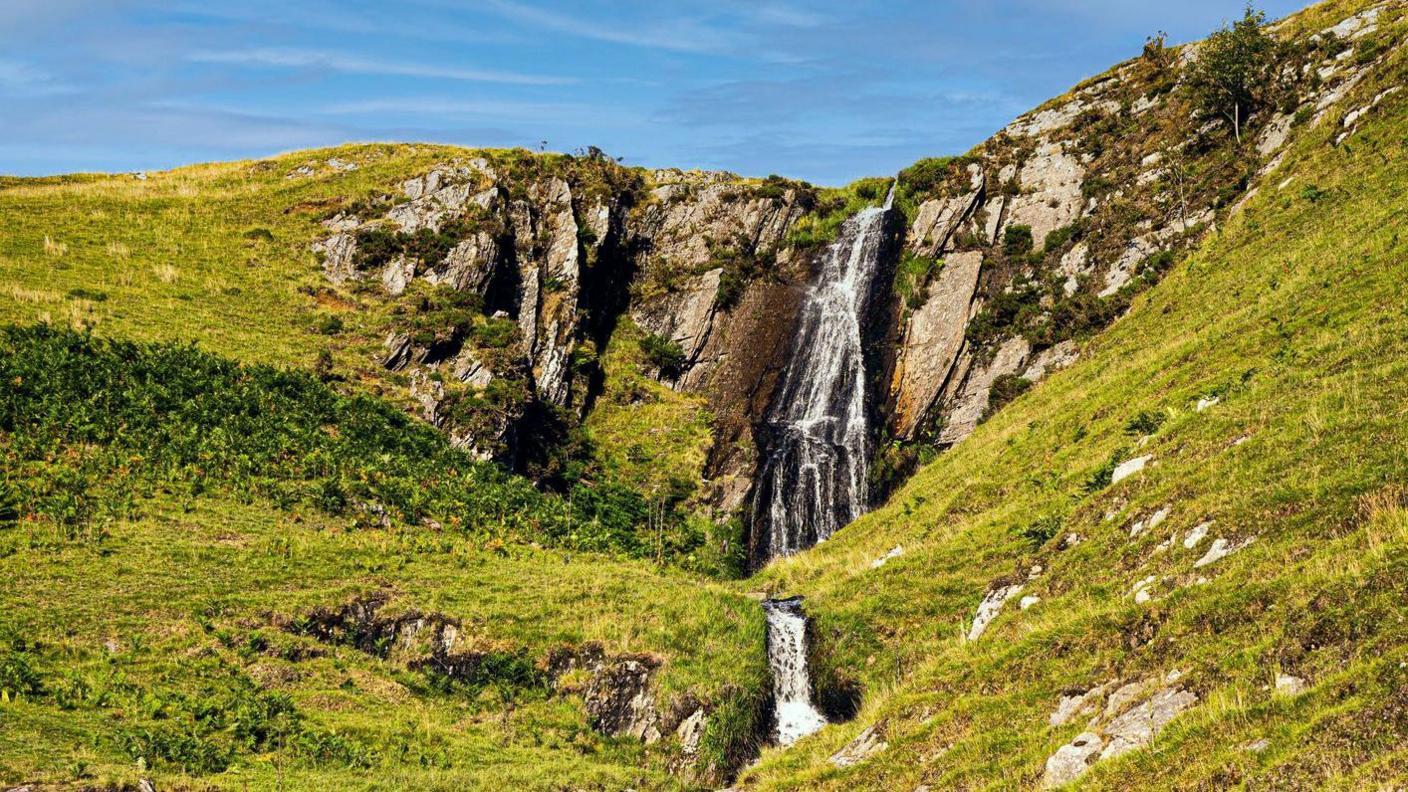 Rhaeadr ym mynyddoedd Cymru