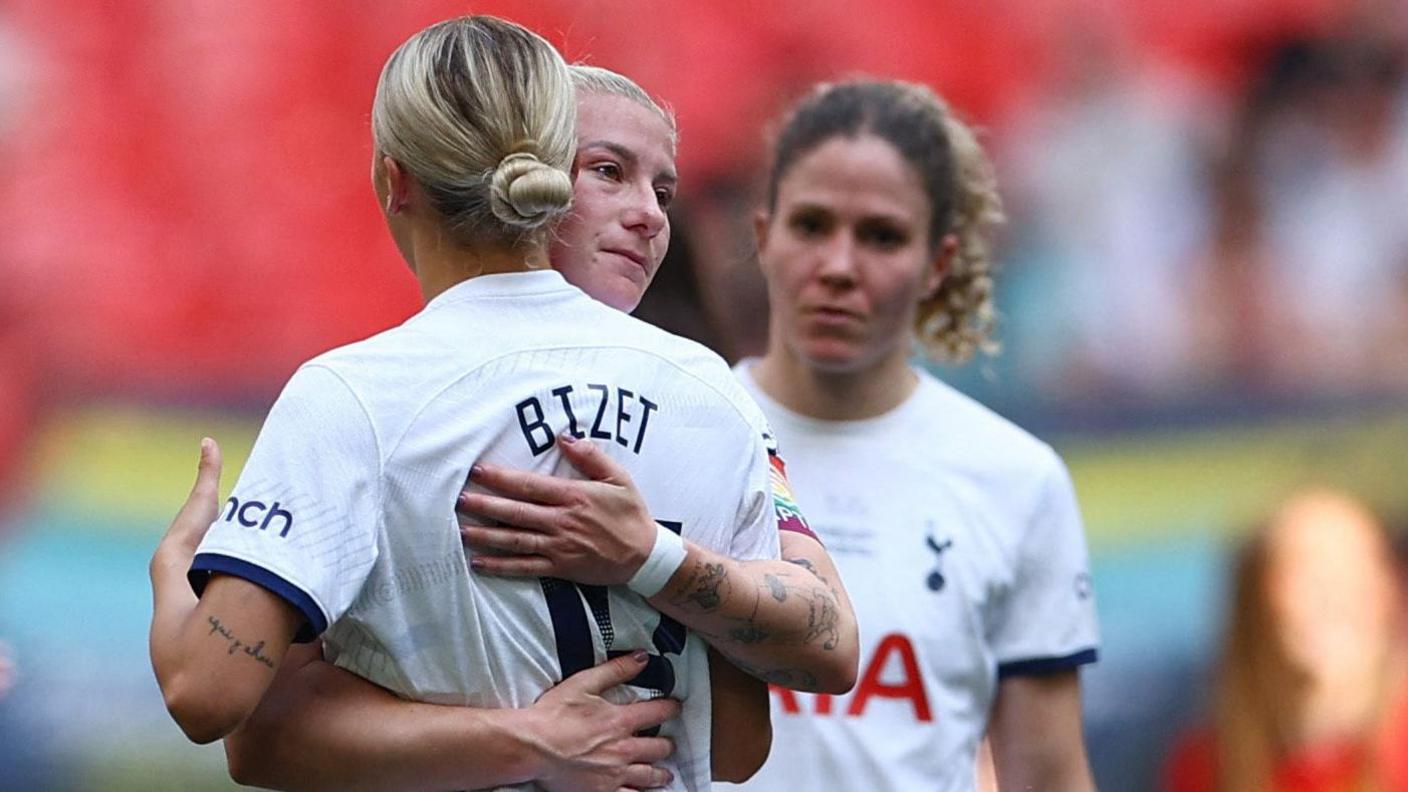 Tottenham players look dejected