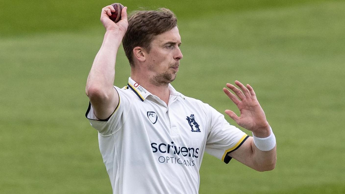 Craig Miles bowling for Warwickshire