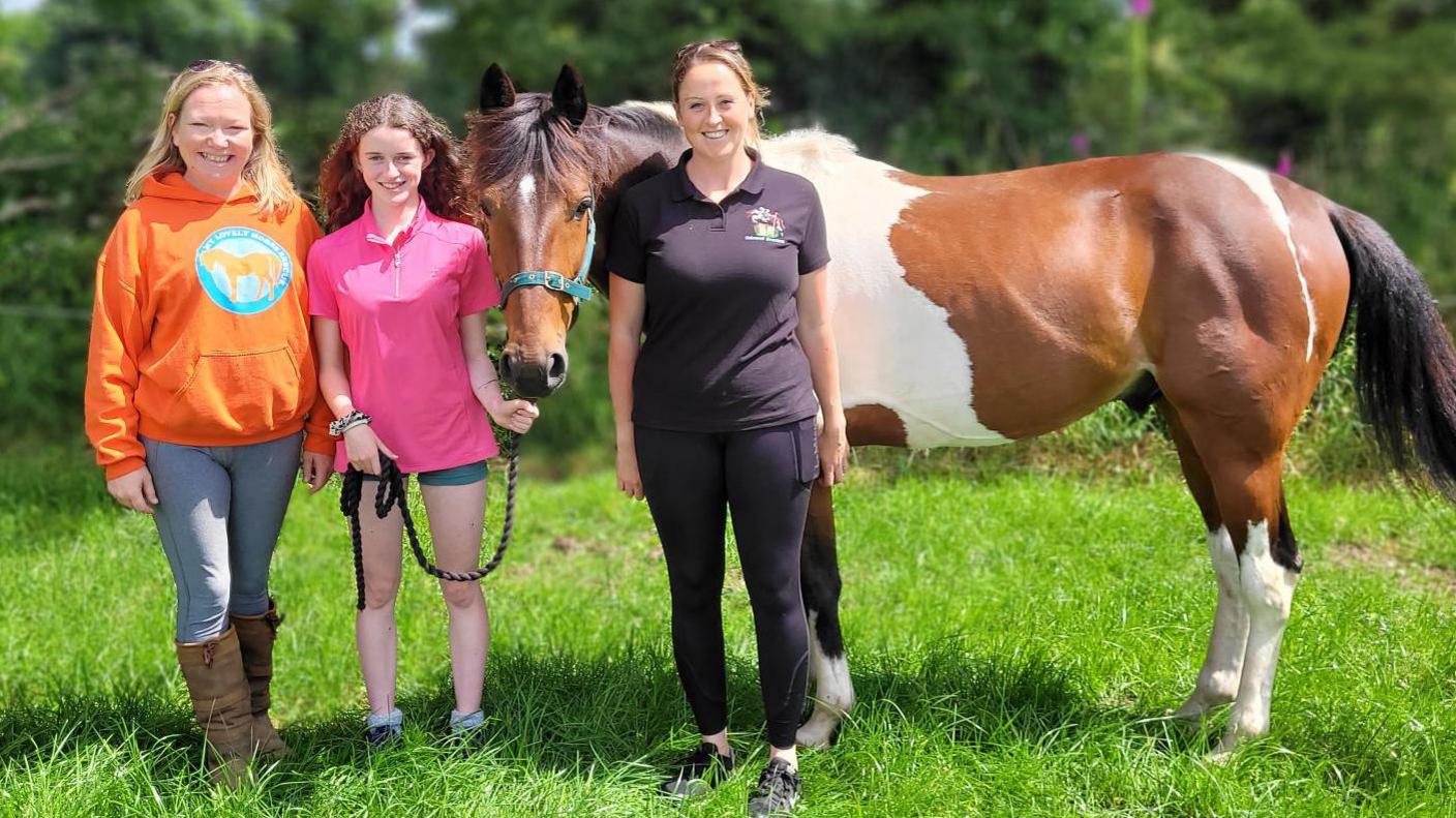 Woody posed for a photo with Kelly, Orianna and Kelsie