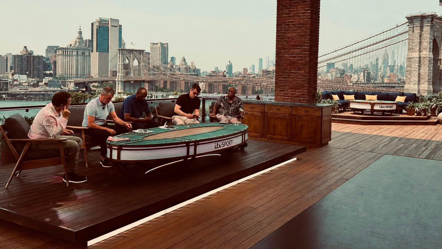 Stiwdio ITV gyda Pont Brooklyn yn y cefndir