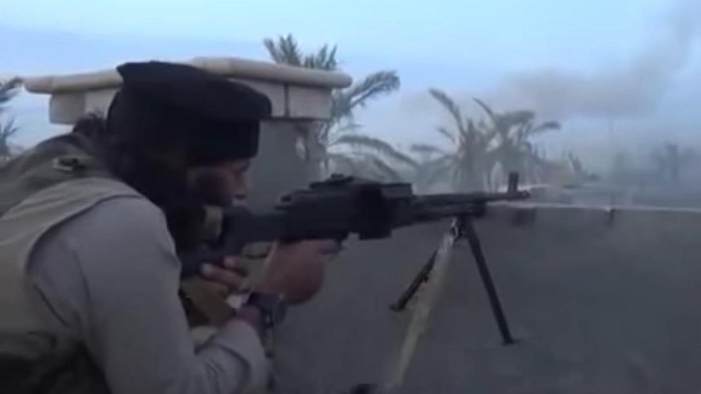 Islamic State fighter fires machine-gun at Iraqi government forces in eastern Ramadi