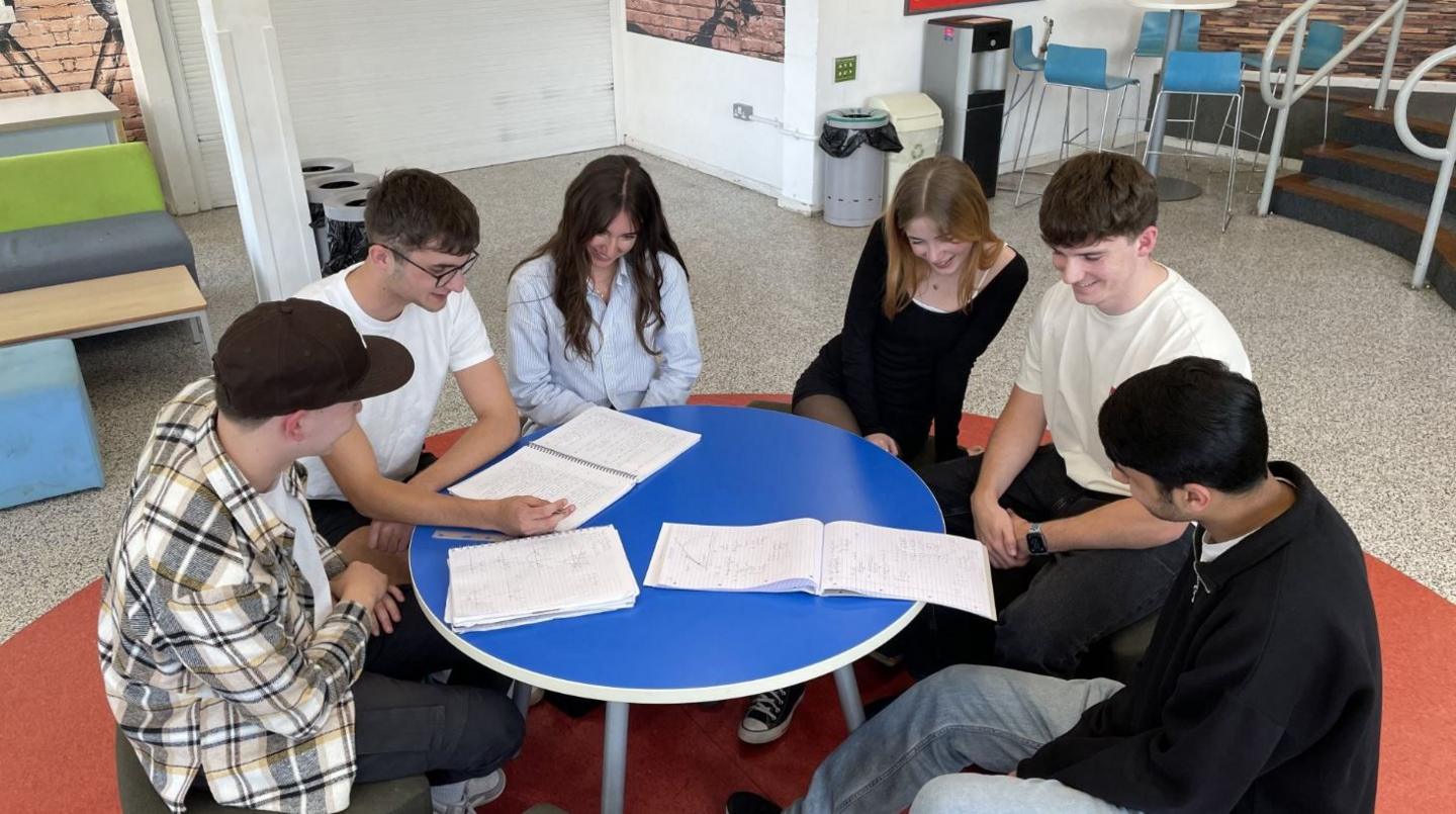 A group of pupils around a table 