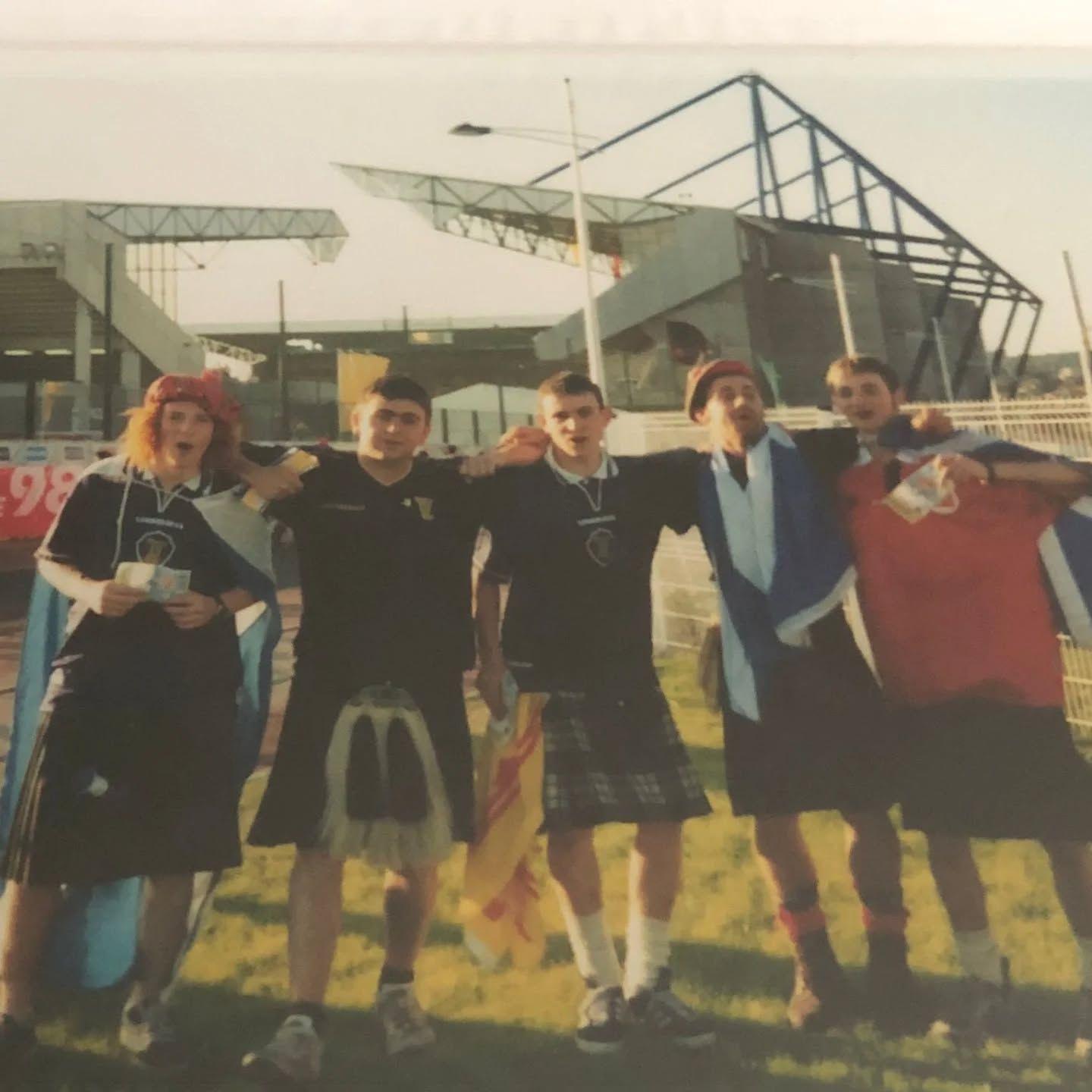 Còignear taobh a-muigh Stade Geoffroy-Guichard ron gheama eadar Alba is Moroco ann an 1998.
