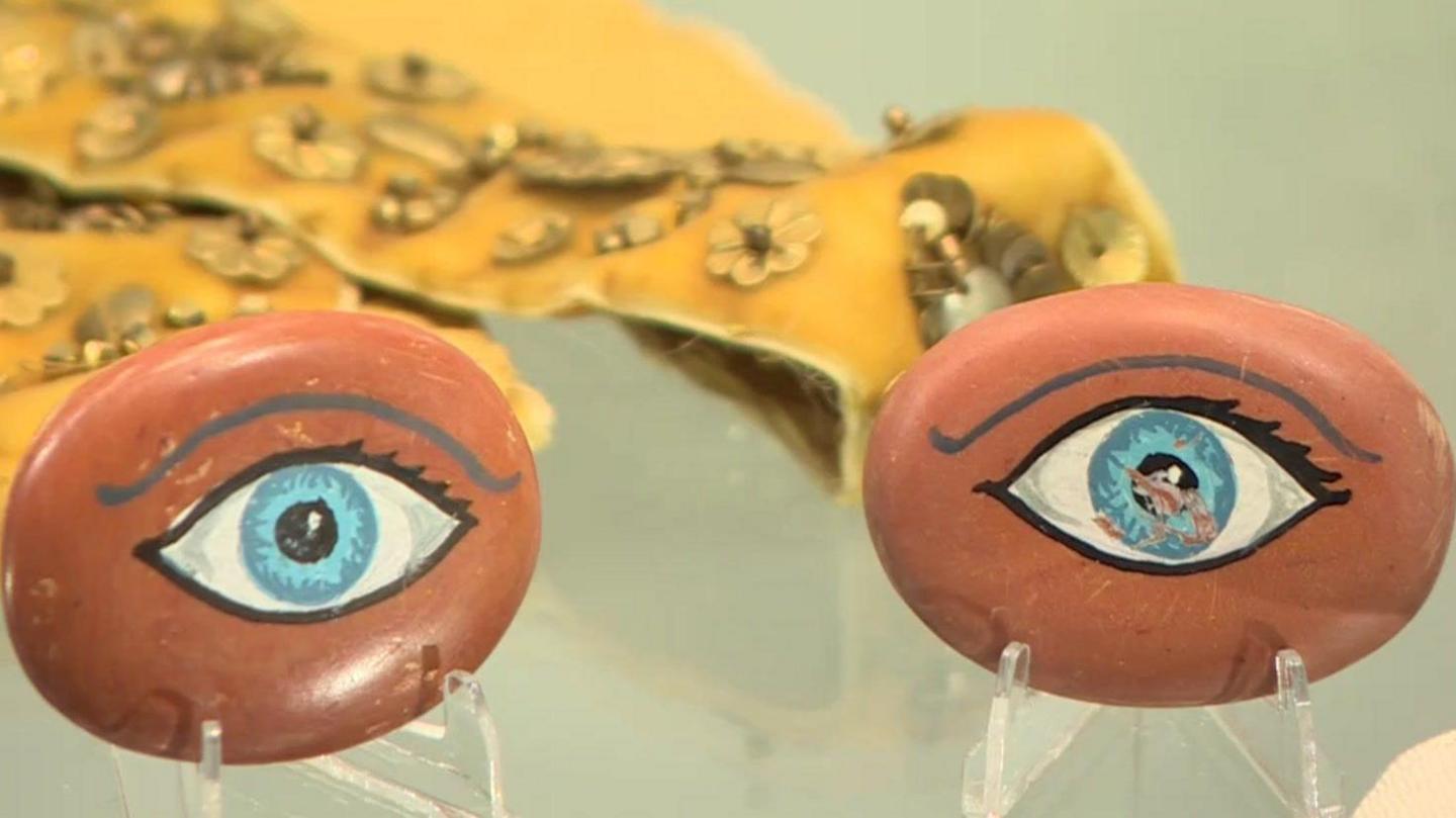 Blue eyes painted on two small stones which were placed on the eyes of dead characters on the show.