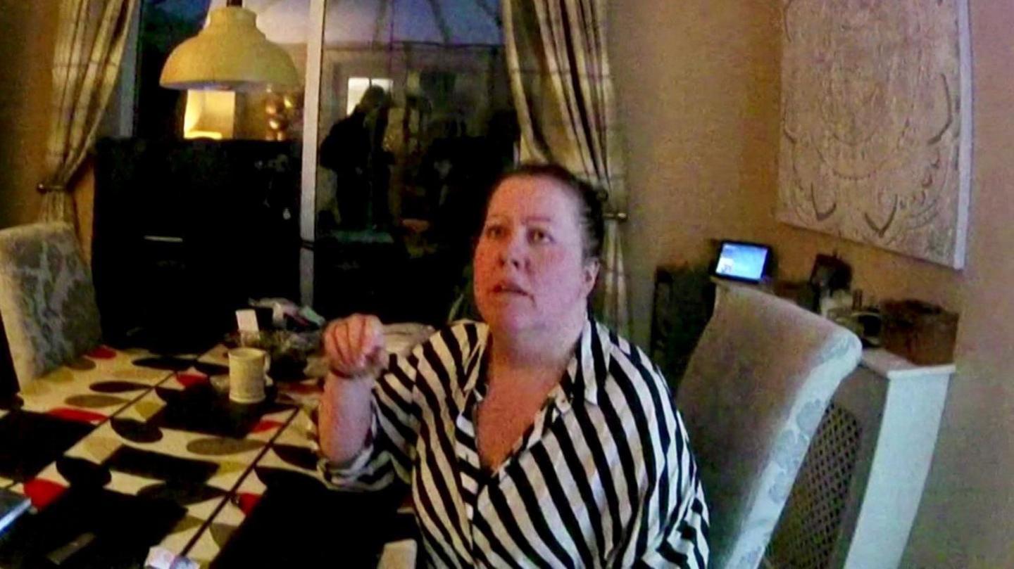 Mae'r heddlu wedi rhyddhau lluniau o swyddogion yn arestio Michelle Mills