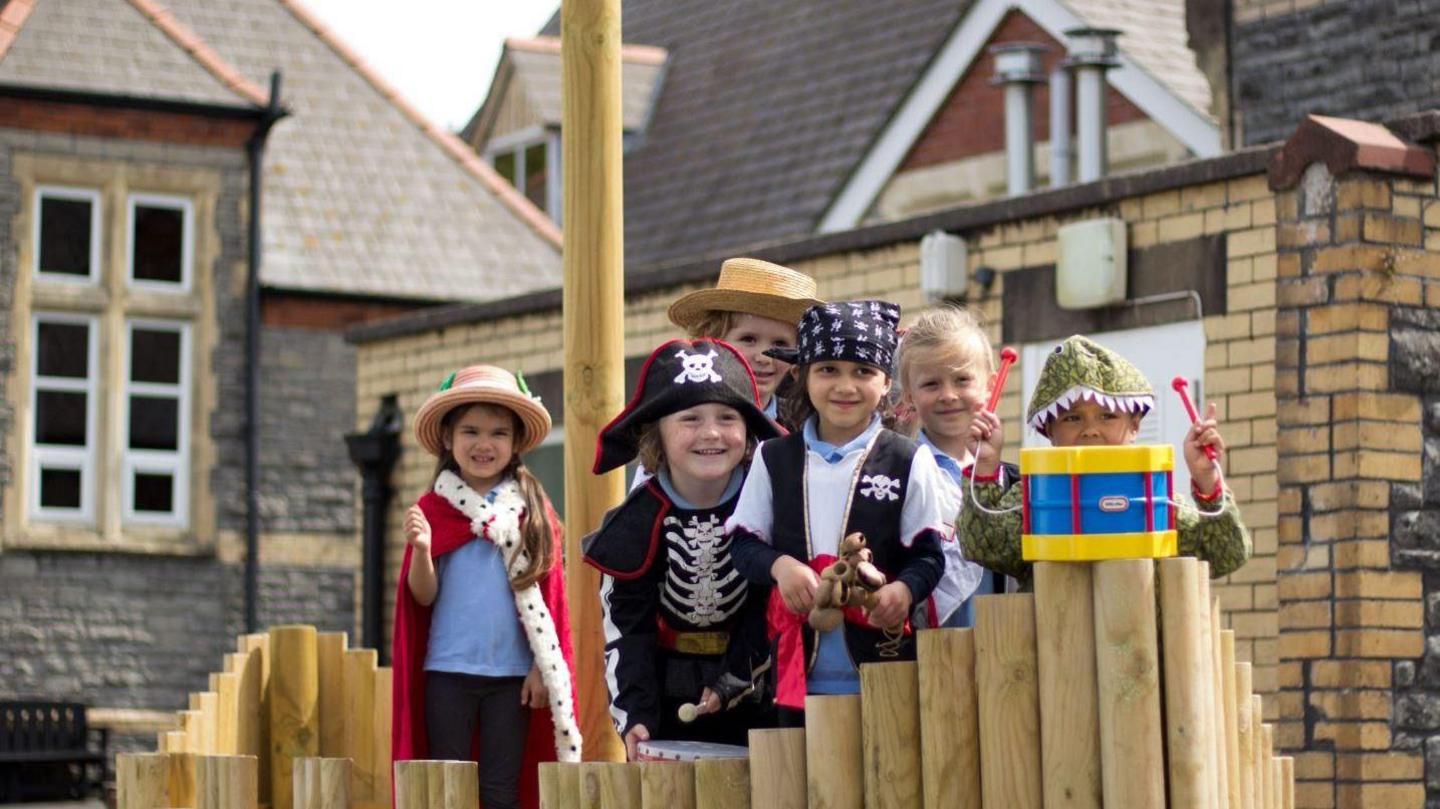 Llun o 6 o ddisgyblion Ysgol Gynradd Cogan. Mae'r chwech yn edrych ar y camera ac yn gwenu.