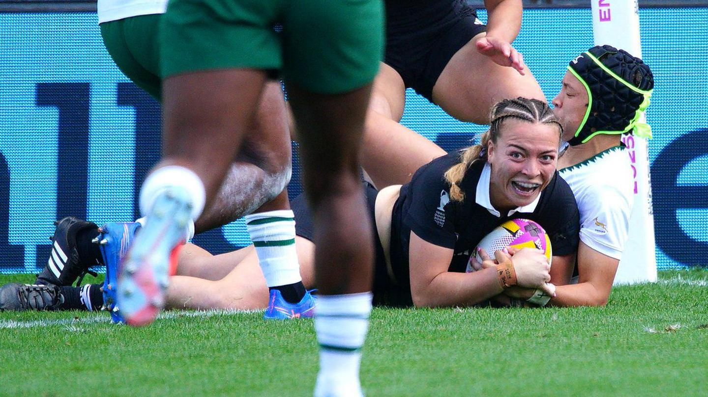 Renee Holmes scores