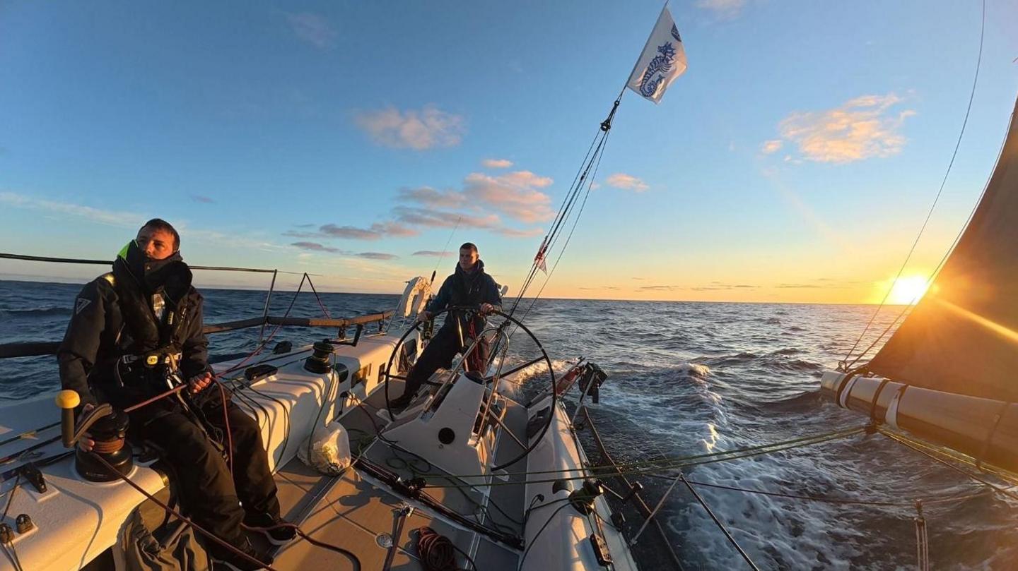 Llun o fachlud haul ar y mor wrth i'r criw Jackknife hwylio ar draws mor yr Iwerydd