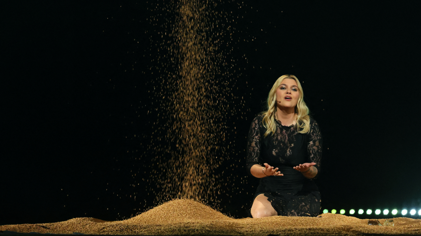 Louane, representing France, performs "Maman"