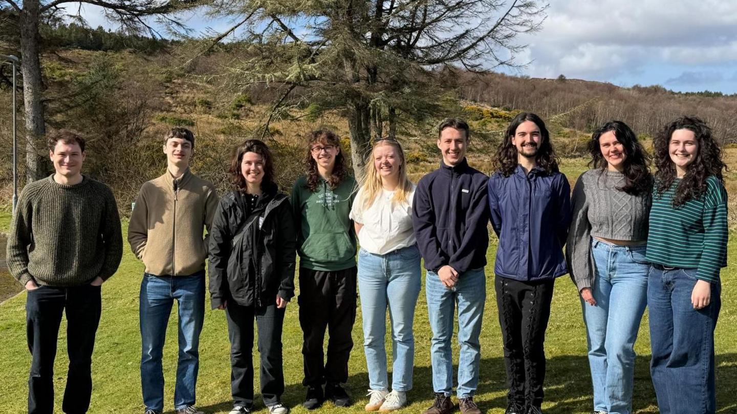 Cuid de bhuill Chomann Nàiseanta nan Oileanach air thuras a Leòdhas 