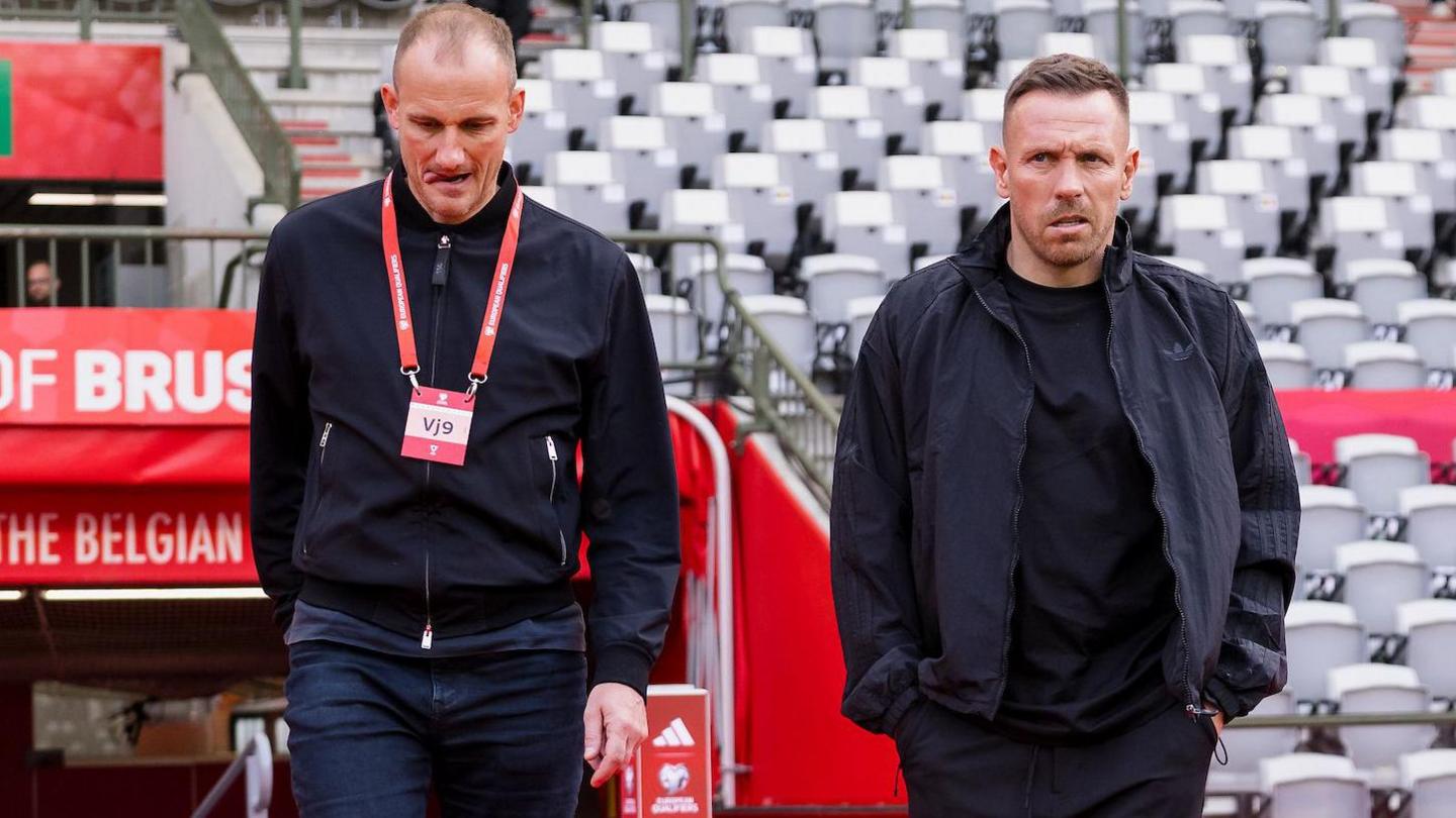 Dave Adams (chwith) gyda Craig Bellamy cyn i Gymru wynebu Gwlad Belg