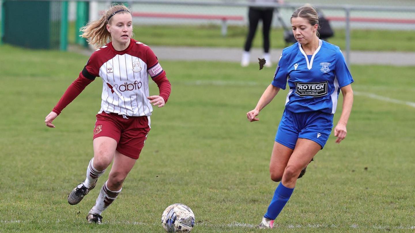 Zoo Boote dribbling with the ball alongside an opposing player