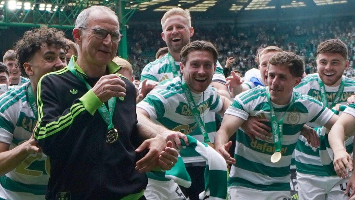 Martin O'Neill celebrates the Scottish Premiership title with his Celtic players