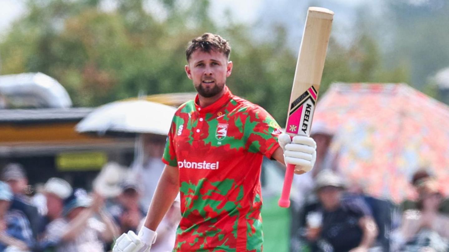 Sol Budinger reaches his hundred for Leicestershire against Notts