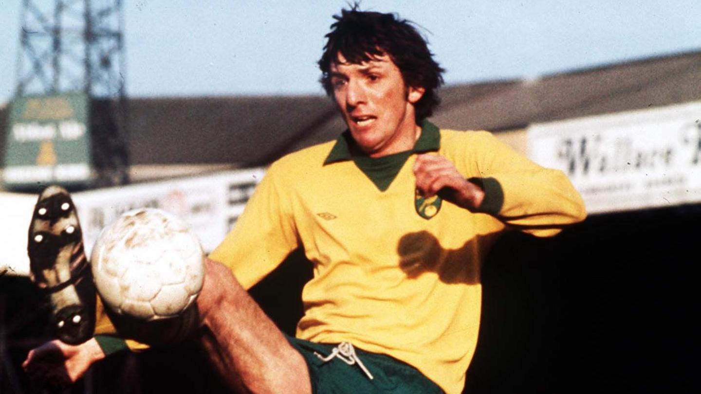 Martin Peters playing for Norwich