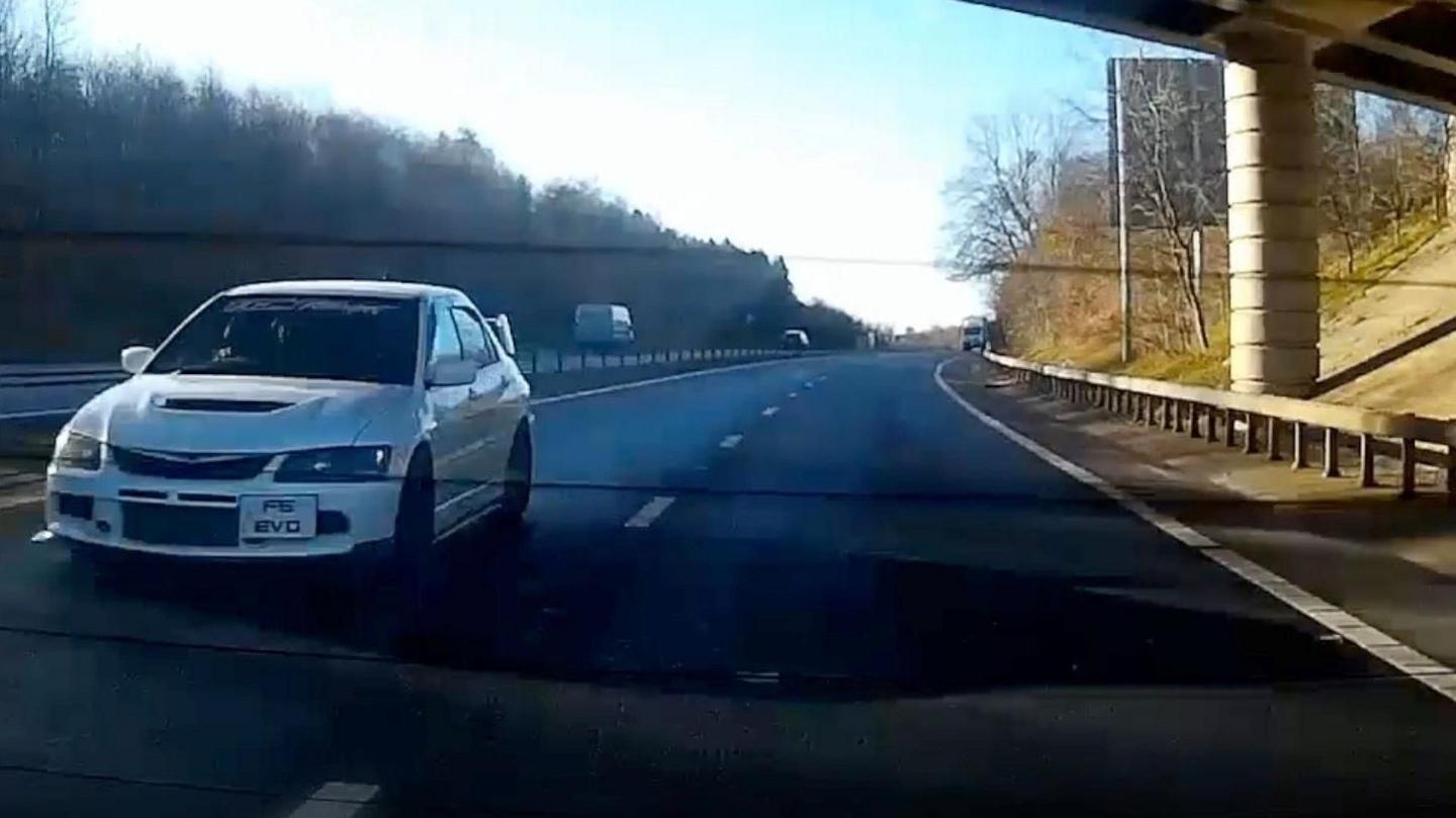 Cafodd car Anthony Tregonning ei weld ar gamerau traffig a dashcam yn symud rhwng cerbydau ac ar y llain galed
