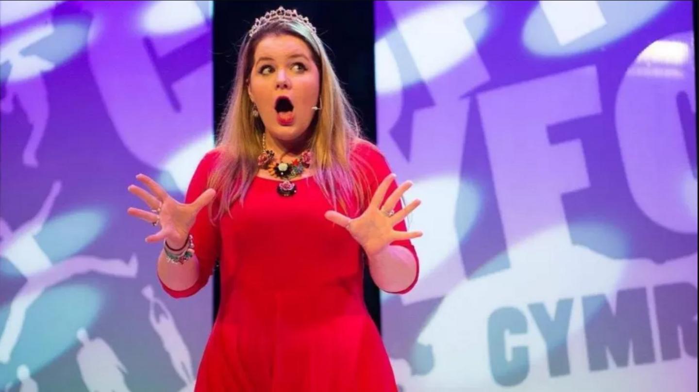 Jessica yn cystadlu yn Eisteddfod Ffermwyr Ifanc yn 2016