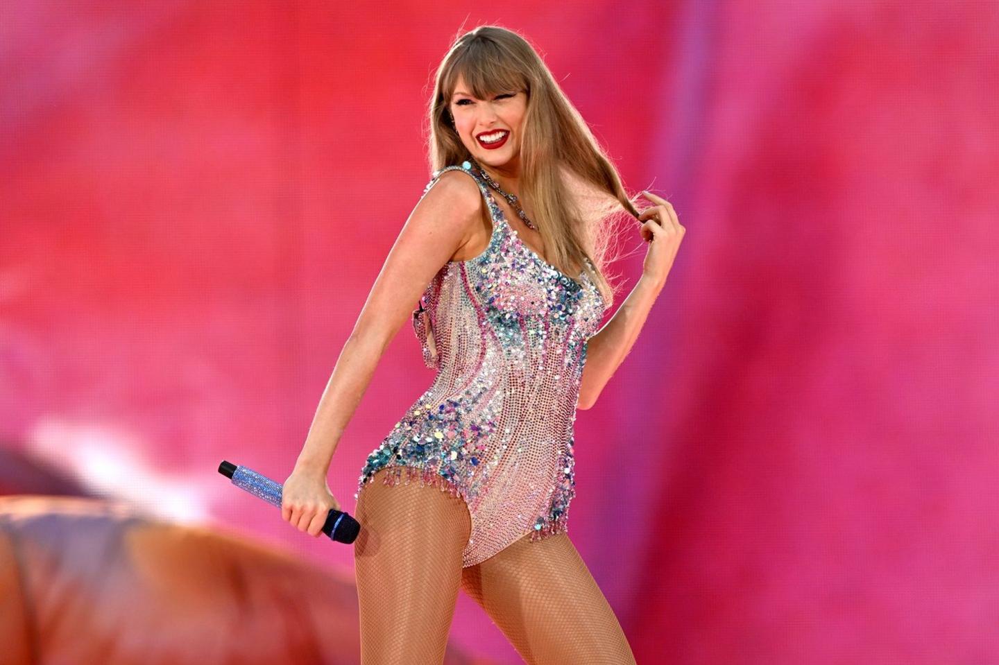 taylor swift on stage