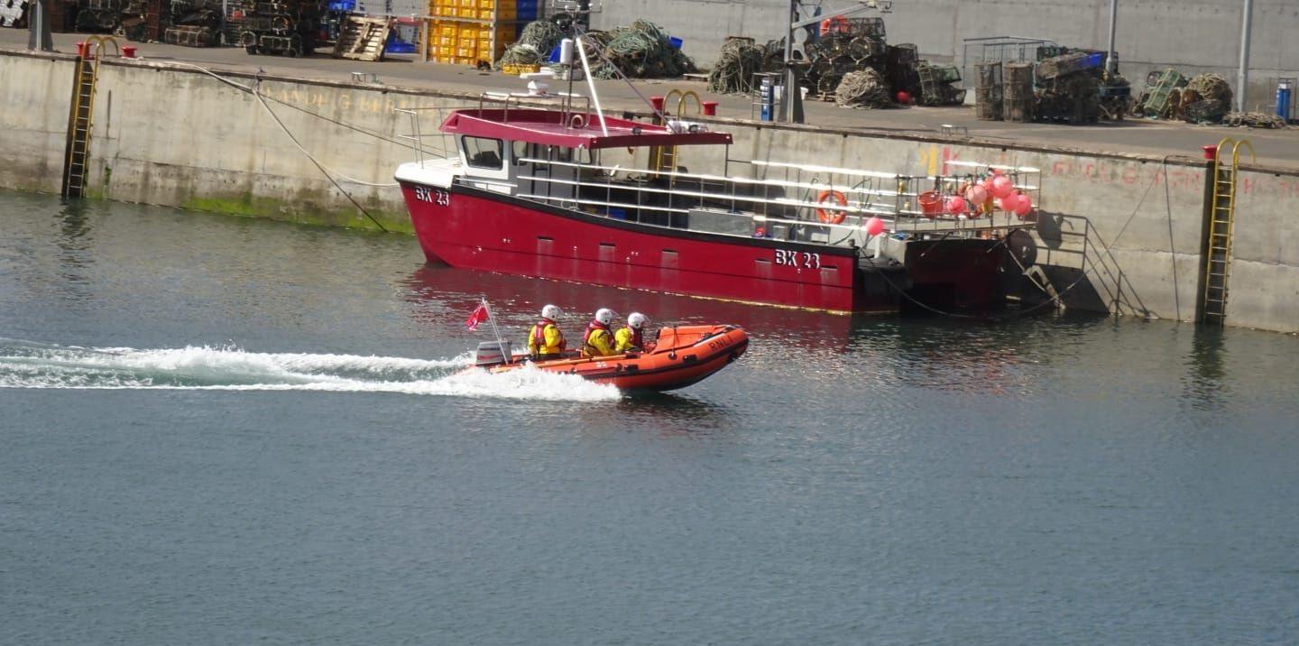 Boat coming into harbour