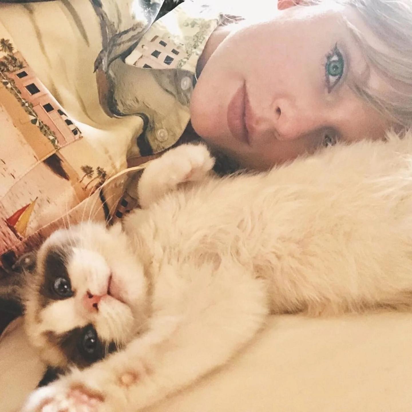 Taylor Swift with her cat Benjamin.