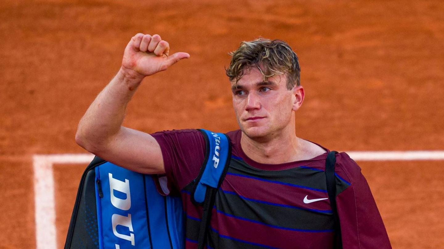 Jack Draper waves to the French Open crowd after his loss to Alexander Bublik