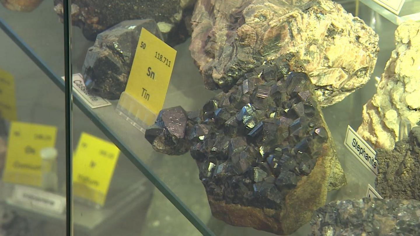 A close up picture of a lump of grey mineral rock.