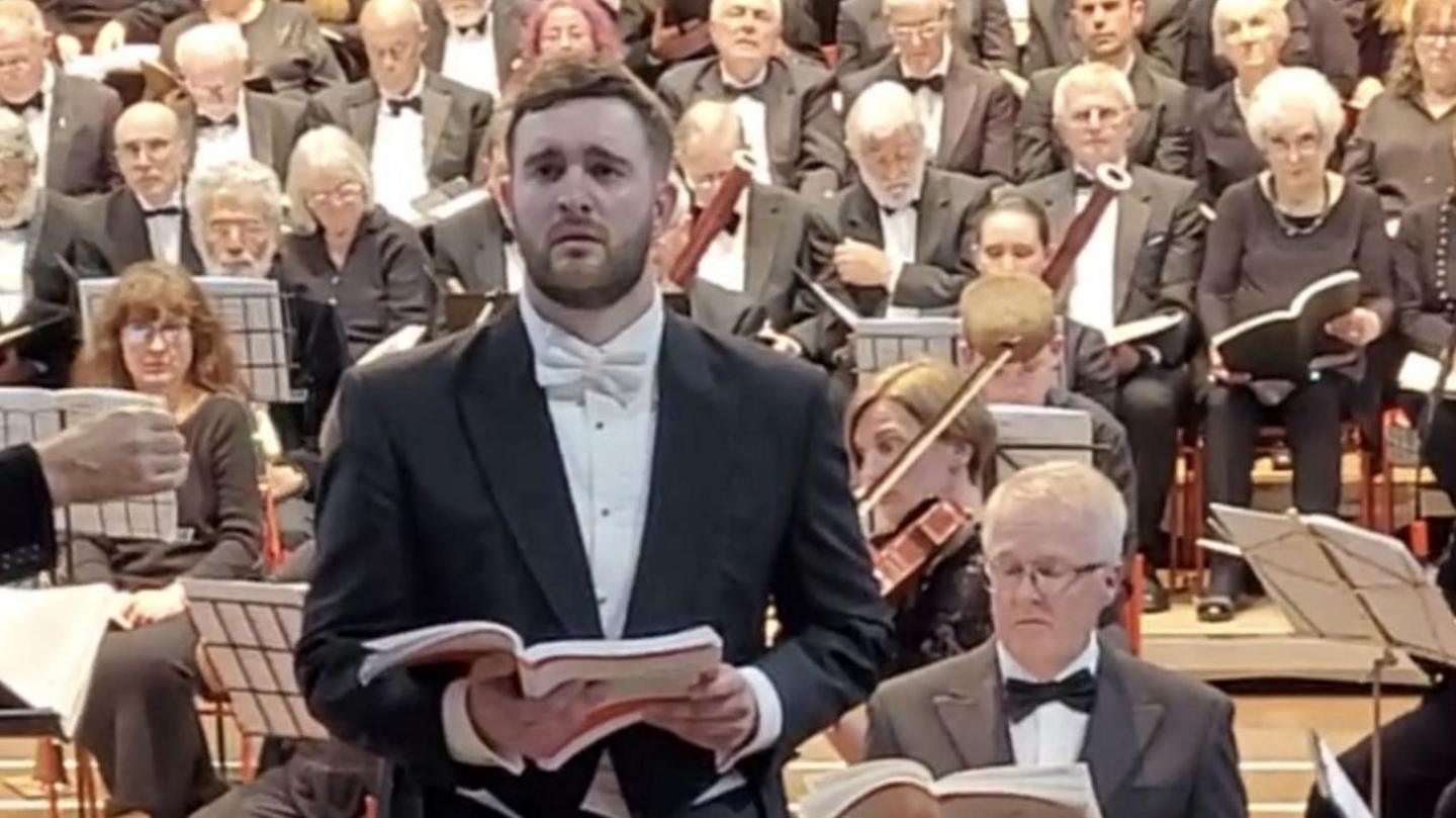 Steffan yn perfformio