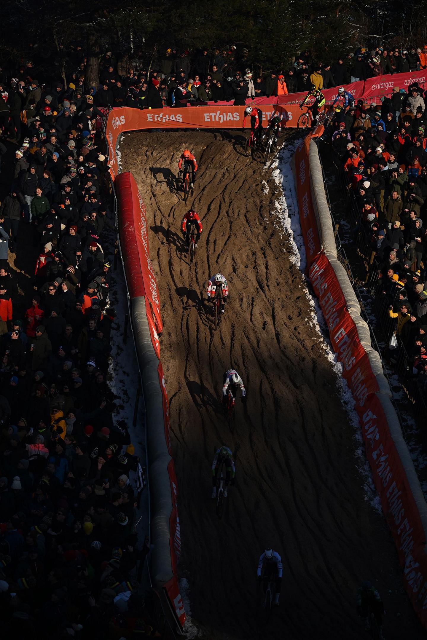 A view of the peloton during the 29th Zonhoven UCI Cyclo-Cross Worldcup 2026 in Zonhoven, Belgium. Photo by Luc Claessen