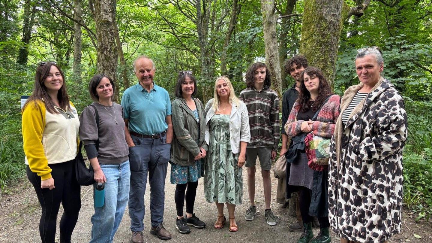 Ymgyrchwyr yn erbyn cynlluniau parc gwyliau Penrhos 