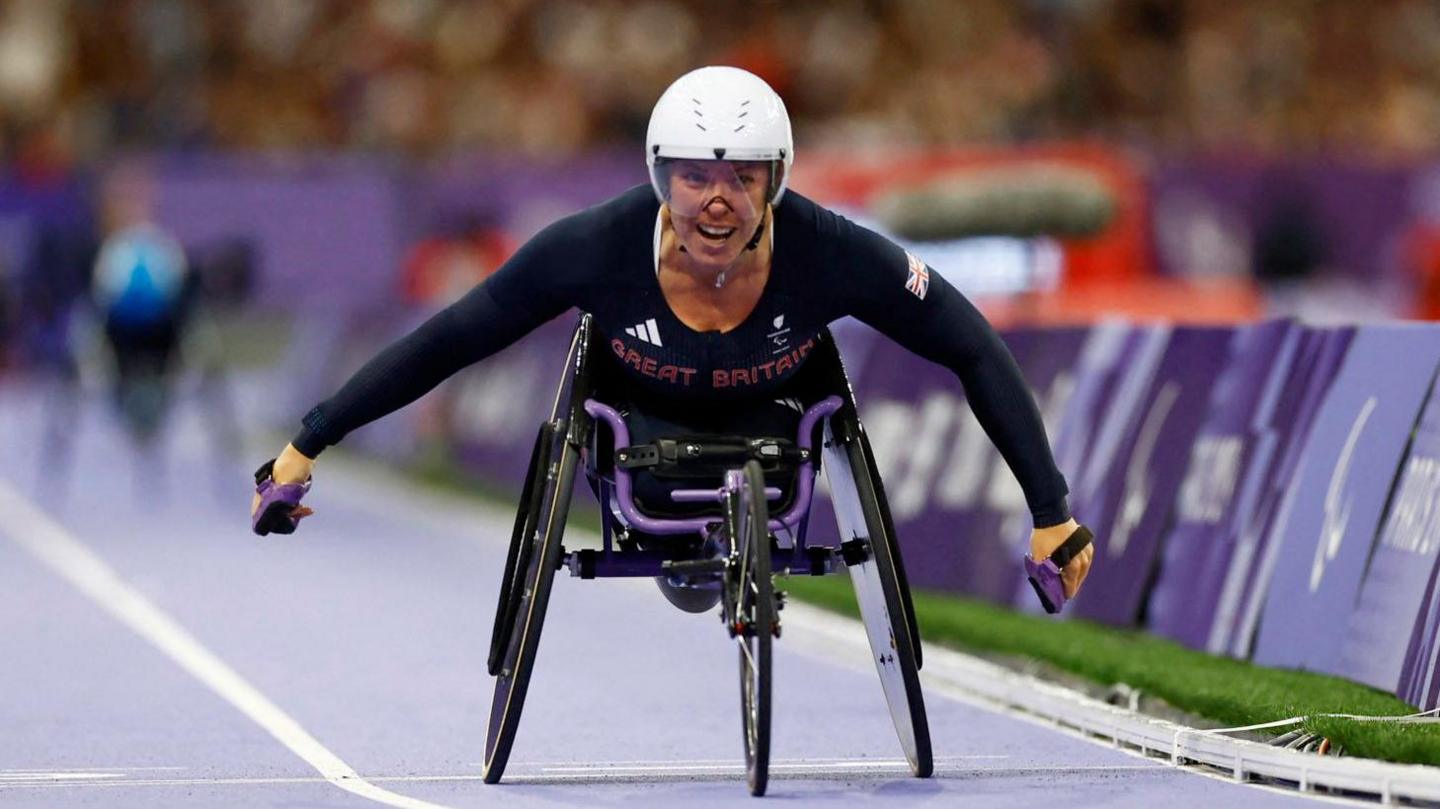 Hannah Cockroft crossing the line in the women’s T34 800m