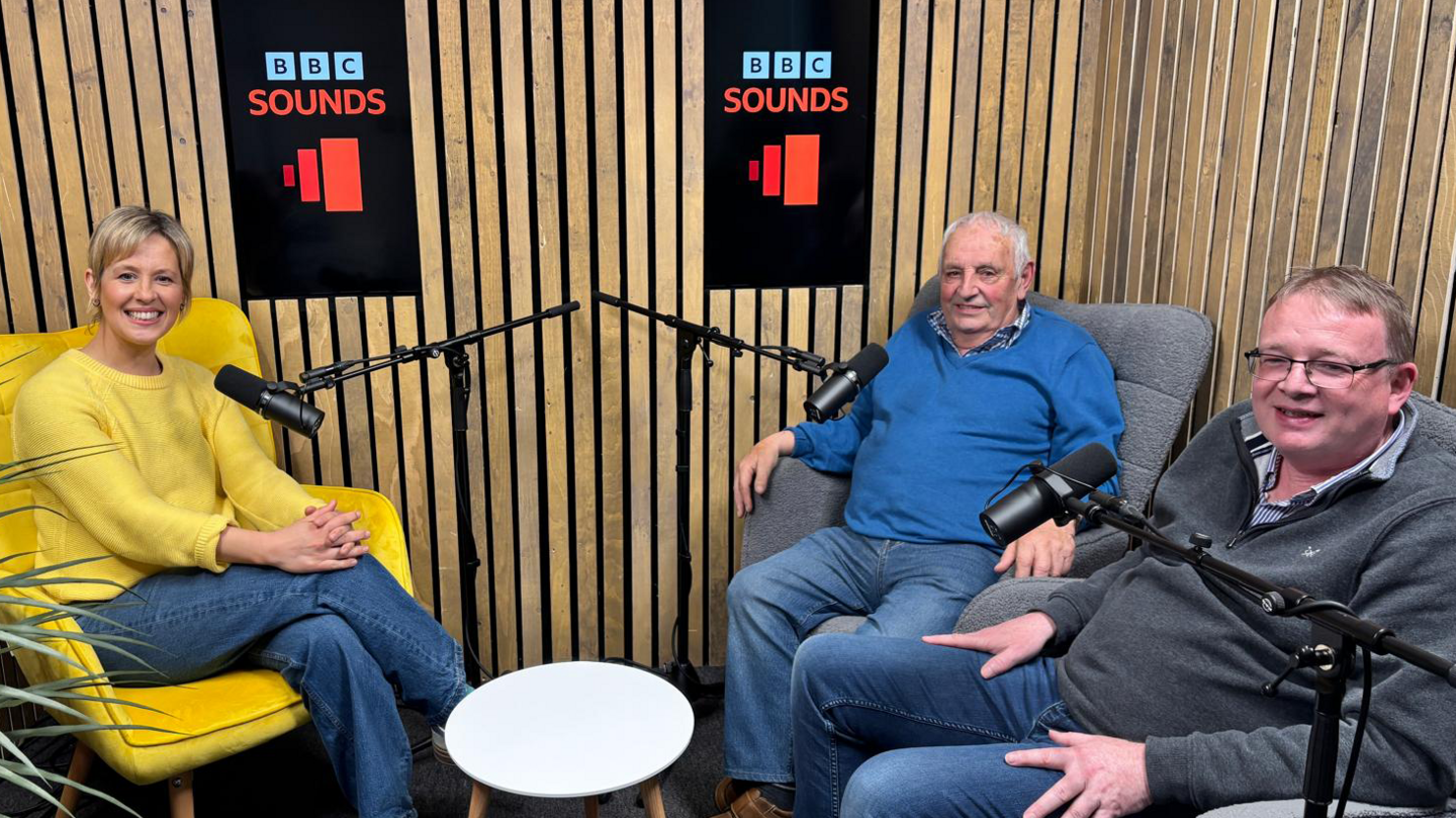 Y cyflwynydd Mari grug gyda Meirion Davies a Dr Harri Pritchard yn sgwrsio ar bodlediad 1 mewn 2