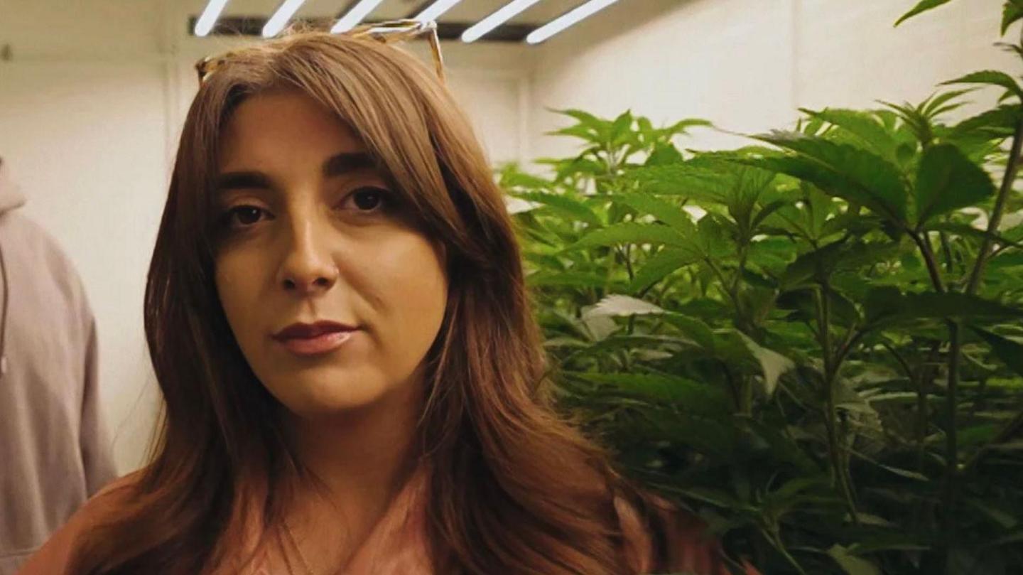 Zahra Errami mewn ffatri ganabis