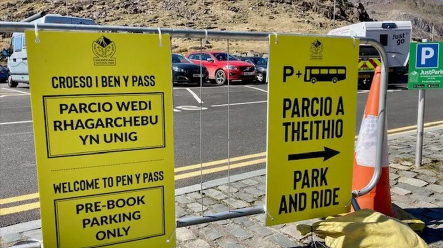Arwyddion parcio a theithio yn ardal Pen y Pass