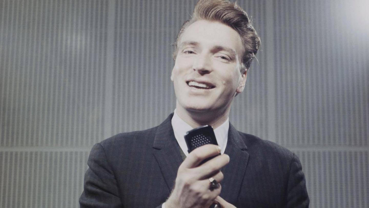 Frank Ifield: 1960s chart phenomenon dies aged 86 - BBC News