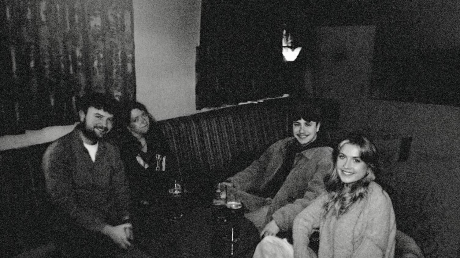 Gwion Ifan, Glain Llwyd, Jac a Gwenno Fôn ar set ffilmio Gwagle