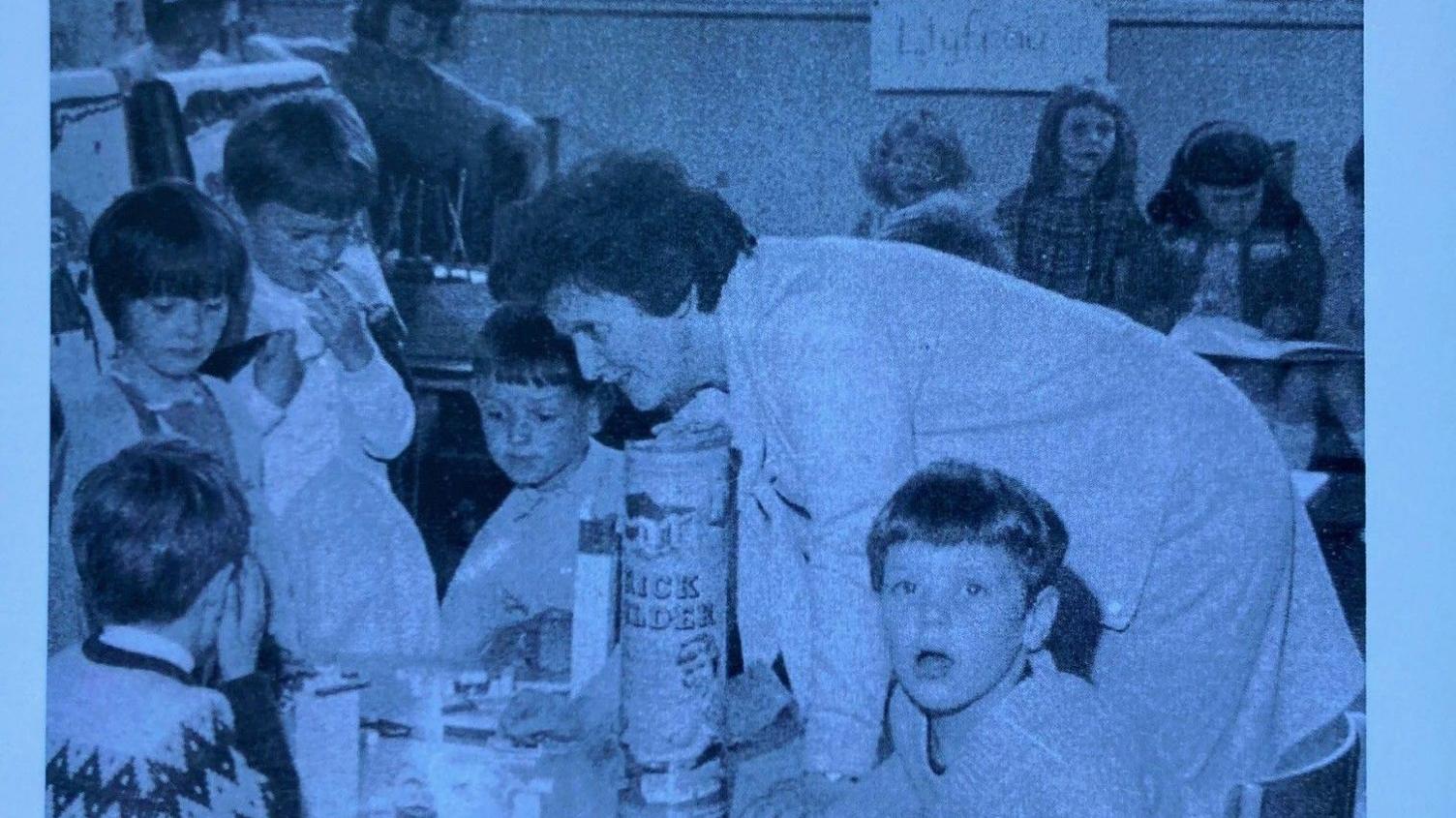 Heulwen Williams gyda'r plant yn y 1970au