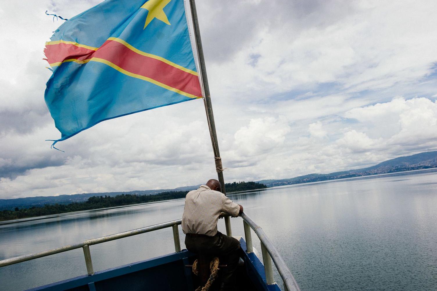 Eiliad dawel ar Lyn Kivu, rhwng Y Congo a Rwanda