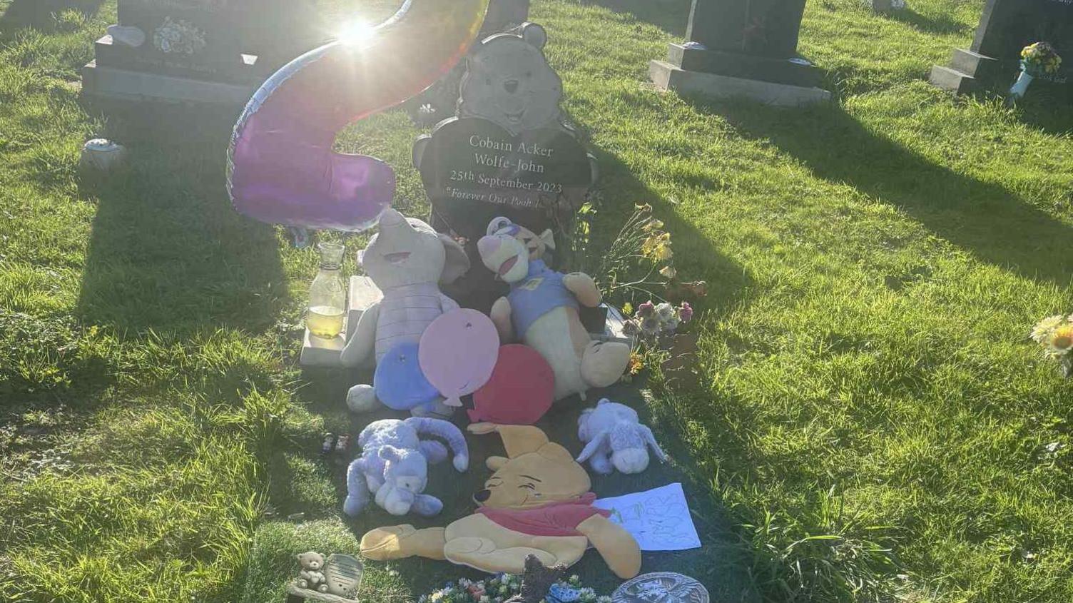 llun o fedd mab Saffron