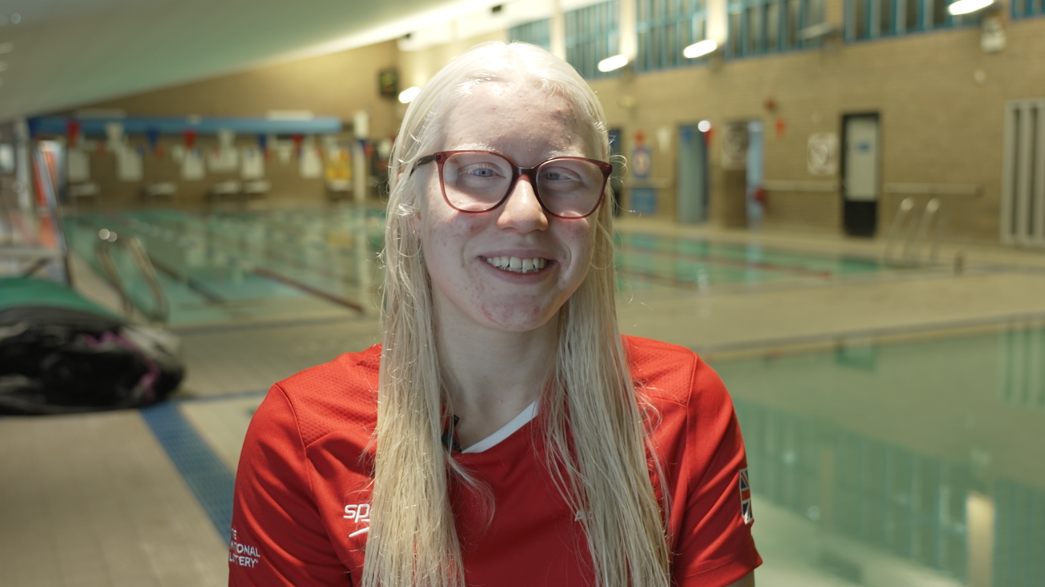 Ela Letton-Jones yn ystod un o'i sesiynau ymarfer yng Nghanolfan Byw'n Iach Arfon yng Nghaernarfon