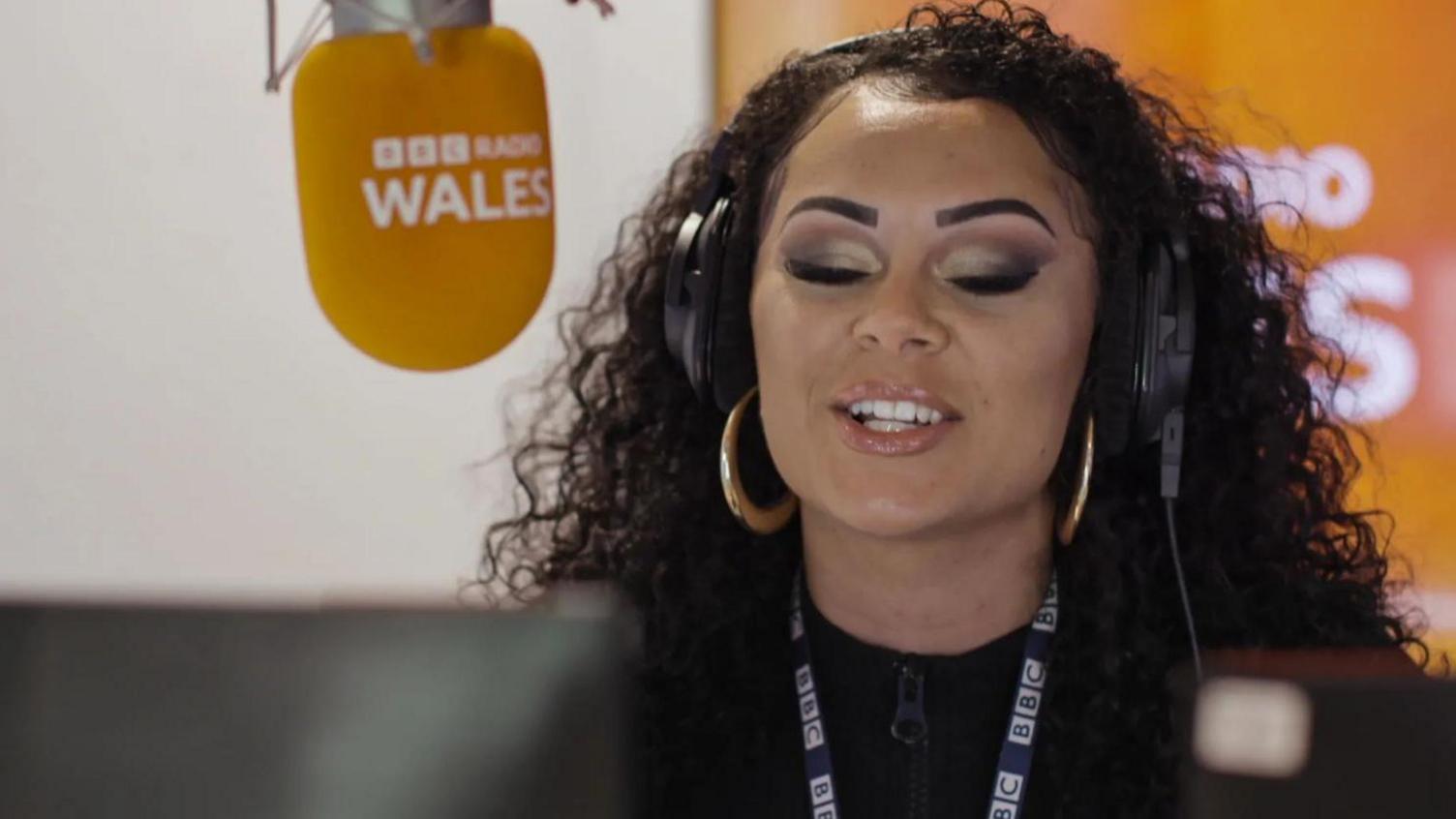 Erbyn hyn mae Aleighcia yn cyflwyno o flaen meicroffon Radio Wales bob nos Iau