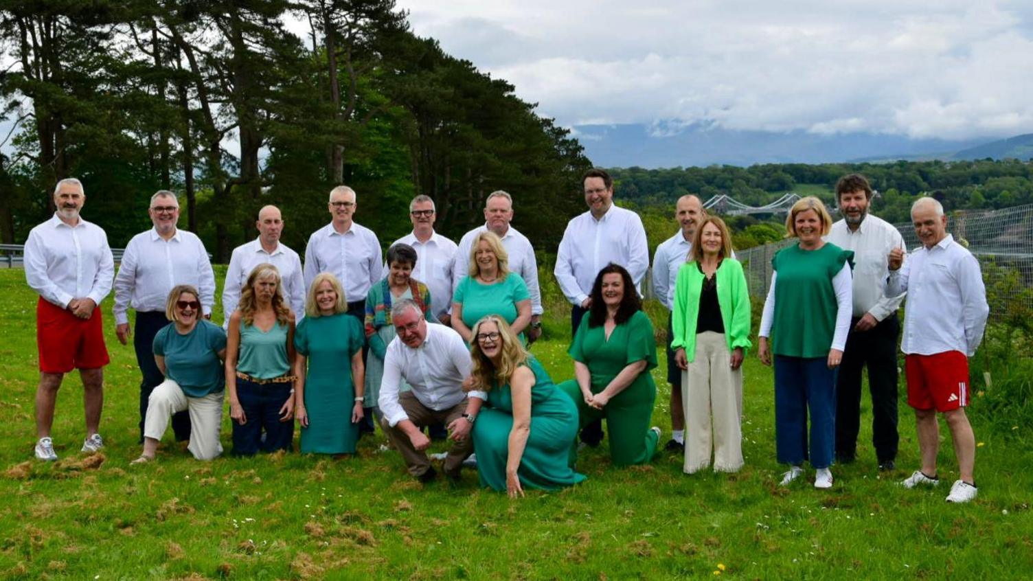 O'r chwith (rhes gefn) Wayne Lock, Robin Williams, Gwyn Morgan, Arwel Roberts, Huw Gwilym, Alun Griffith, Robat Tomos, Michael Randal, Aled Davies, Keith Tomos. O'r chwith (rhes flaen): Angharad Harris, Mair Stead, Gwen Davies, Rhian Hughes, Wendy Williams, Bethan Tomos, Eleri Jones, Nia Lloyd Jones. Blaen (o'r chwith): Marc Bronley, Magi Tomos