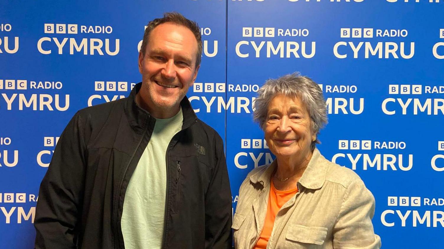 Emyr Gibson a Beti George