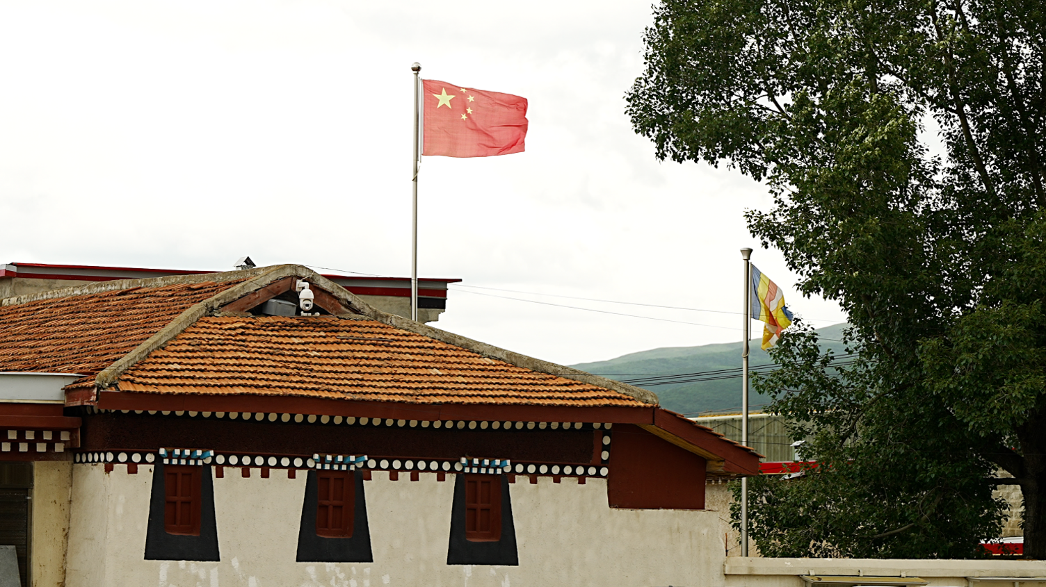 The Chinese national flag above the Kirti monastery 
