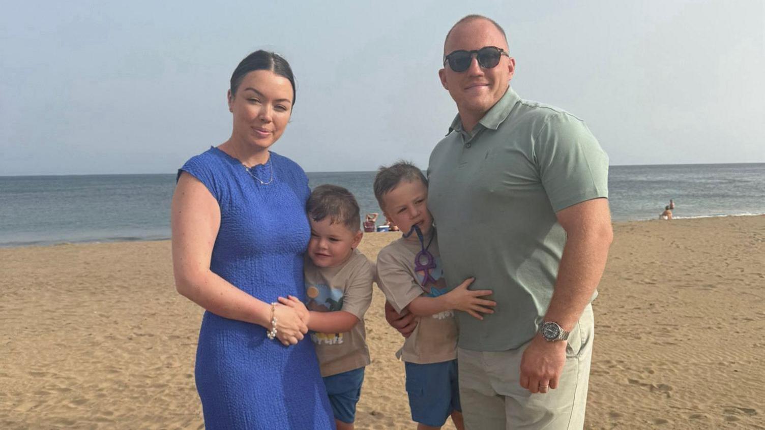 Keenan, Olivia a'u dau fab ifanc yn sefyll ar draeth